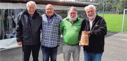 Die ASV-Stockschützen mit (von links) Raimond Kloo, Anton Kadirogli, Hans Liegl und Ernst Höfer siegen bei dem Vier-Wertungsturnier in Happing. Nicht auf dem Foto ist Alfons Brandmeier.Foto re