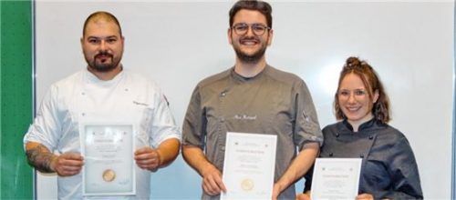 Die drei Sieger: Sieger Maximilian Rumpel (Mitte) vom Aschbacher Hof, die Zweitplatzierte Hanna Kühn vom Herrenhaus Wasserburg und der Drittplatzierte Dragan Gmizic vom Bräustüberl Maxlrain.Foto Hötzelsperger