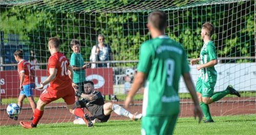 Die Entscheidung im Spiel zwei zwischen dem SB Rosenheim und dem SB Chiemgau Traunstein: Maximilian Probst erzielt den 3:1-Endstand für Traunstein. Foto  Franz Ruprecht