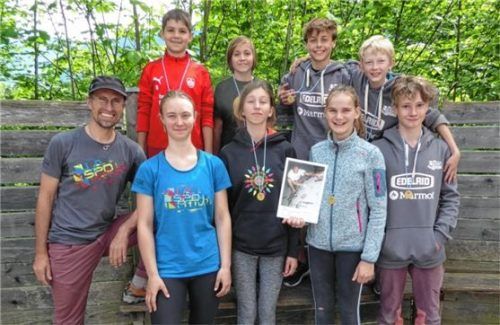 Die erfolgreiche junge Garde mit (vorne, von links) Stützpunktleiter Sportklettern am SFG, Manfred Mauler, Betreuerin Janina Hanslik, Zina Vatajova, Judith Eisermann und Noah Hofmann sowie (hinten, von links) Tim Bauernschmitt, Fritz Daxlberger, Thomas Kaufmann und Simon Nolasco.Foto SFG