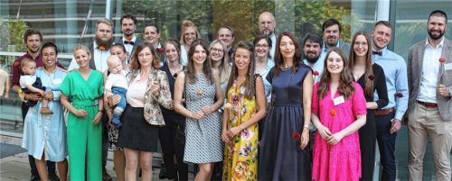 Die ersten Absolventen des dualen Bachelorstudiengangs Pflege an der TH Rosenheim mit den Professoren Katharina Lüftl (vorne, Zweite von rechts), Andreas Ehgartner (hinten, Dritter von rechts) und Martin Müller (hinten, Vierter von rechts).Foto  Ortmann