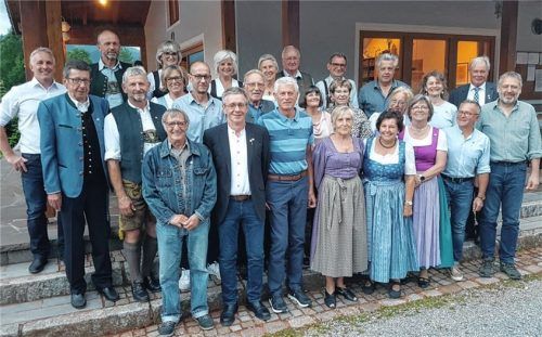 Die geehrten Mitglieder mit dem Zweiten Vorsitzenden Stefan Niederthanner (links) und dem Vorsitzenden Siegfried Zacher (rechts).Foto Steffenhagen