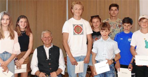 Die geehrten Sportler: (von links) Lisa Feicht, Giovanna Nicolussi-Rossi, Bürgermeister Hajo Gruber, Kay Strohmeyer, Jana Meier, Till Strohmeyer, Anian Obermair, Jakob Huber und Fynn Strohmeyer.Foto Hoffmann