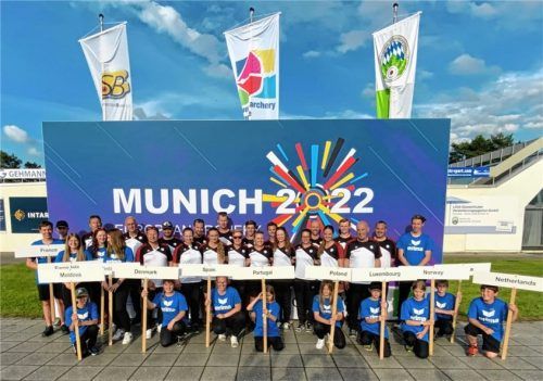 Die gesamte deutsche Nationalmannschaft mit Kathrina Bauer (Mitte) und den 15 Raublinger Nachwuchsschützen, die die Nationen begleiten durften. Foto  Georg Holzner