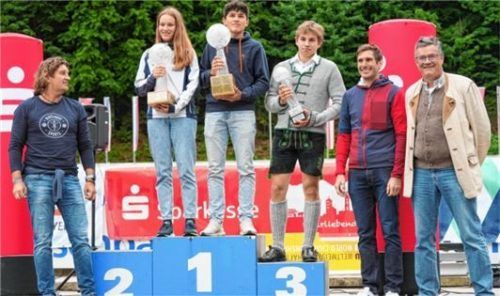 Die Gesamtsiegerehrung der Skilanglauf-Tournee (von links): Armin Wagner (Bioteaque), Daniela Brandner (1. S15), Tim Schneider (1. S15), Lorenz Hasenknopf (1. Jugend), Skilangläufer Andreas Katz und Bernhard Kübler (SV Chiemgau).