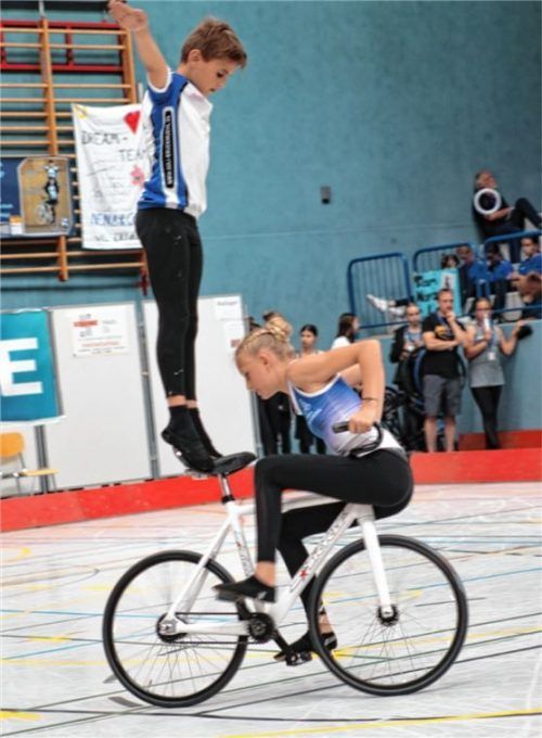 Die Geschwister Lisa und Benny Lechner von der Soli Bruckmühl, hier beim Kehrhang-Sattelstand. Foto Wilfried Schwarz