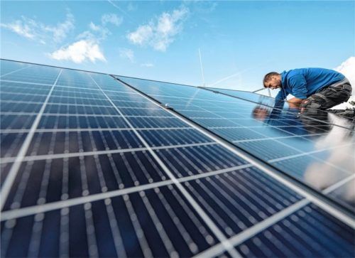 Die gestiegenen Energiepreise sorgen für starke Nachfrage bei den Herstellern von Solaranlagen. In vielen Fällen müssen Käufer mit längeren Wartezeiten rechnen. Foto dpa