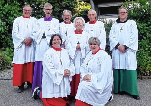 Die gut gelaunten „S-Minis“ Richard Goldammer, Joachim Schor, Sepp Wieland, Boni Heilmann, Michael Rampfl (hinten von links), Barbara Warcholinski, Christa Goßner und Angela Obinger. Foto Pfarrei Heilig Blut