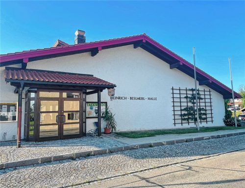 Die Heinrich-Beslmeisl-Halle in Halfing wird derzeit saniert. Die Arbeiten sind im Zeitplan und sollen Ende September abgeschlossen sein.Foto  Kirchner