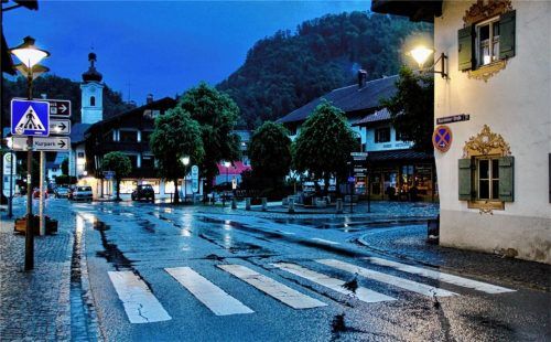 Die hellen Lampen in der Rosenheimer Straße sollen gedimmt und umgerüstet werden..Foto Schmidt