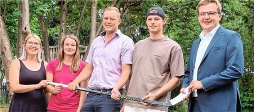 Die Kindergartenleiter (von links) Ramona Neugebauer und Michaela Fischer bedanken sich herzlich bei Ersteigerer Georg Winkler und Spender Lukas Reichel. Bürgermeister Christoph Schneider freut sich über die Aktion. Foto re