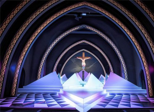 Die Kreuzigungsszene umrahmt von beleuchteten Stefansbögen, die sich im von Regisseur Norbert Mladek neu gestalteten Bühnenbild eindrucksvoll wiederfinden. Der Bühnenboden öffnet sich zu einem Davidstern, der eine virtuelle Dornenkrone bildet.Fotos Alex Gretter