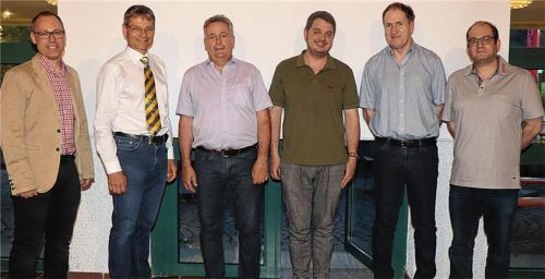 Die neue Führungsmannschaft der Elektro-Innung: (von links) Obermeister Peter Müller, Alois Ortner, Thomas Sachenbacher, der stellvertretende Obermeister Ludwig Pfandl und Hermann Stadler. Mit auf dem Bild der wieder berufene Fachgruppenleiter Energie- und Gebäudetechnik, Günther Mayer.Foto Wittenzellner