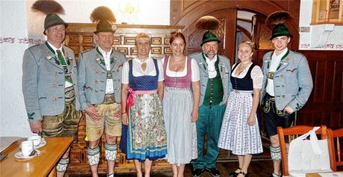 Die neuen Vorsitzenden (von links): die Kassiere Michael Sattlberger und Simon Stuffer, Erste Vorsitzende Ramona Sattlberger, das Schriftführer-Duo Vroni Wörndl und Fred Wiesholzer, Dirndlvertreterin Christina Spöck und Vorplattler Andi Wiesholzer. Foto Hötzelsperger