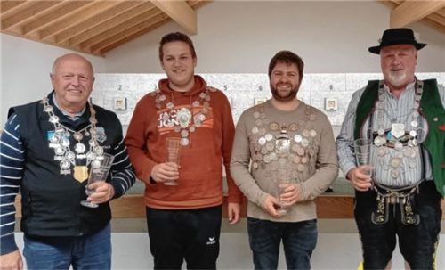 Die neuen Würdenträger präsentieren stolz ihre Königsketten: (von links) Georg Opperer, Lukas Stadlhuber, Marinus Grohmann und Josef Görgmaier.Foto SG EDELWEISS
