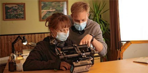 Die Regisseure Tanja und Andreas Schmidbauer kontrollieren eine Filmsequenz von „Wer gräbt den Bestatter ein?“ an der Kamera. Foto Re.