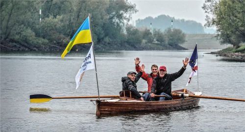 Die Rosenheimer Ruderer beim Start in Kleve: (von links) Mirko Gebert, Carsten Magnus und Paul Geisenhofer. Foto Markus van Offern;