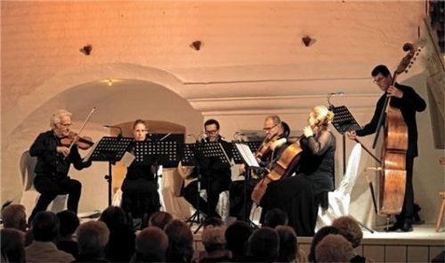 Die Salzburger Mozartsolisten verzaubern den Renaissance-Arkadenhof mit ihren Klängen am 3. Juli.