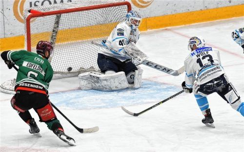 Die Starbulls Rosenheim, hier Manuel Edfelder in einer Szene aus der vorherigen Saison, treffen in der Vorbereitung zweimal auf den SC Riessersee.Foto Hans-Jürgen Ziegler