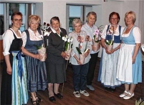 Die Vorsitzende Nicki Zäch (rechts) und (von links) ihre Stellvertreterin Anita Höllrigl zeichneten Sofie Hartmann, Rosa Demmel, Elisabeth Rössle, Katharina Linner und Hildegard Demmel aus.Foto RE