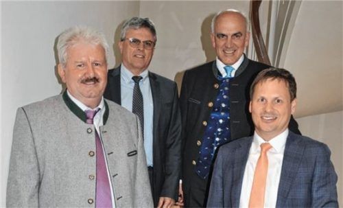 Die Vorsitzenden der Mitgliedsbanken des genossenschaftlichen Kreisverbandes Traunstein-Berchtesgadener Land (von links), Gorg Kamml, Andreas Bauegger, Jürgen Hubel und Wolfgang Thanbichler, zeigen sich zufrieden mit dem Jahresergebnis. Foto Wittenzell