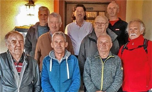 Die Züchter der RV Oberland vor dem letzten Abflug: (hinten, von links) Alois Rappold, RV-Vorsitzender Jakob Gerg, Thomas Oberberger, Manfred Schimurek, Martin Seidel sowie (vorne, von links) Sepp Kopp, Christian Link, Alfred Forster und Josef Deindl.Foto Stache