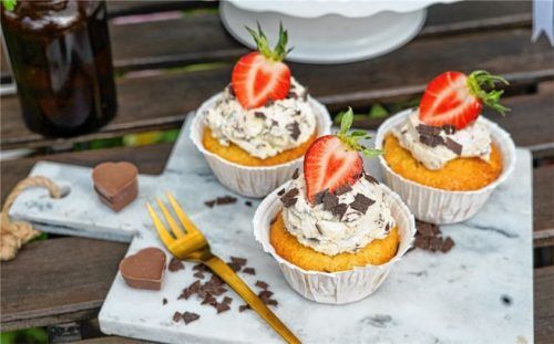 Diese Cupcakes haben nicht nur eine Erdbeere als i-Tüpfelchen, sondern auch noch einen Erdbeer-Kern. Foto Mareike Pucka/biskuitwerkstatt.de/dpa-tmn