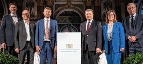 Diskutierten beim Symposium: (von links) Johann Bögl von der Firmengruppe Max Bögl, Dr. Christof Prechtl von der Vereinigung der Bayerischen Wirtschaft, Daniel Alfreider, Vertreter der Autonomen Provinz Bozen, Verkehrsminister Christian Bernreiter, LKZ-Geschäftsführerin Dr. Petra Seebauer und Francesco Parisi von der Parisi Group. Foto LKZ Prien GmbH