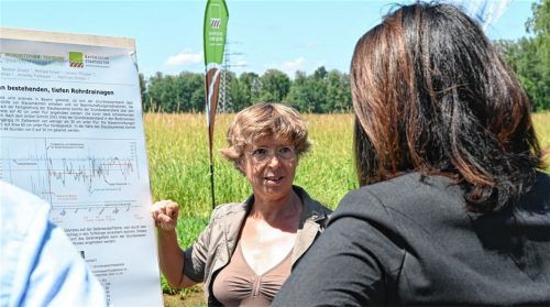 Dr. Annette Freibauer (LfL) im Gespräch mit Ministerin Michaela Kaniber in Kolbermoor.Foto  Stefanie Büchl / StMELF