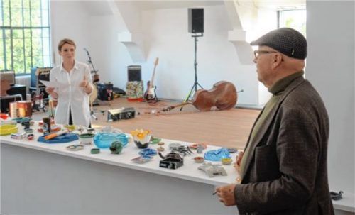 Dr. Olena Balun und der rauchende Bildhauer Olaf Metzel bei der Ausstellungseröffnung.Foto friedrich