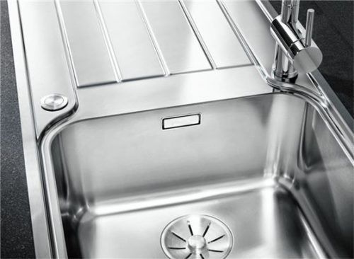 Edelstahl ist der Klassiker unter den Spülenmaterialien. Der robuste Werkstoff fügt sich harmonisch in jede Küchenplanung ein wie diese silbrig schimmernde Spüle mit ihrem extragroßen Becken und extraflachen Rand. Foto AMK