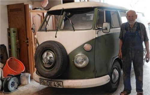 Eduard Schicke mit seinem VW Bulli von 1957.