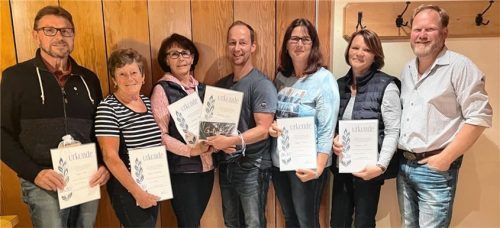 Ehrung für 40 Jahre Mitgliedschaft: Vereinsvorsitzender Peter Brunner (rechts) mit (von links) Rupert Zäch, Elfriede Hohenwarter, Gertraud Fischer, Michael Linner, Isabella Knauer und Annemarie Zäch. Fotos Niessen