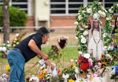 Ein Besucher legt Blumen an der Gedenkstätte nieder, um die Opfer des Schul-Massakers an einer Grundschule in Uvalde zu ehren. Foto dpa