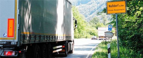 Ein Schwertransporter nach dem anderen brettert am Nußdorfer Ortsschild vorbei. Sie kommen aus Italien, Österreich und Norddeutschland. Anstatt auf der Autobahn zu warten, weichen sie auf Landstraßen aus. Foto Reisner