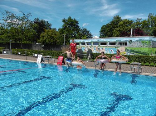 Ein Sprung ins kühle Nass ist ein Genuss, nicht nur für Kinder. Besitzer einer Ehrenamtskarte kommen vergünstigt ins Kolbermoorer Freibad. Gratis-Eintritt gibt es auch für die Kameraden der Feuerwehr nicht. Foto  Riediger