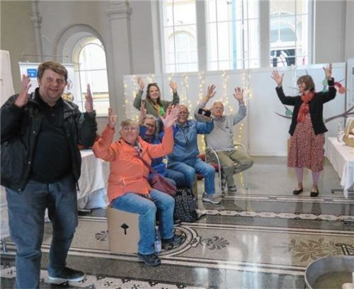 Eine Gruppe applaudierte nach einer Führung für gehörlose Menschen auf ihre Weise mit Gebärden.Foto Kunze-Danhauser/KBW