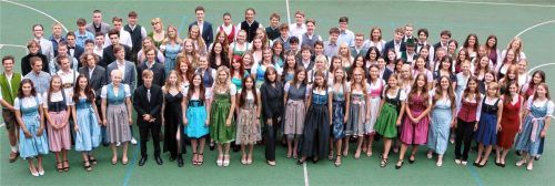 Eine Gruppenaufnahme als Erinnerung: Die diesjährigen Abiturienten des Ignaz-Günther-Gymnasiums.Foto IGG