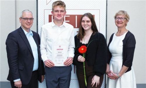 Einen Sonderpreis übergab Dr. Stefan Hussy vom DGUV an die „Innfloh“-Chefredakteure Maximilian Wegler und Lena Mesner, die von Lehrerin Bettina Harnischmacher begleitet wurden (von links).Foto Jugendpresse Deutschland/Christopher Folz