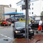 Beim Ausweichen in Ampel gekracht