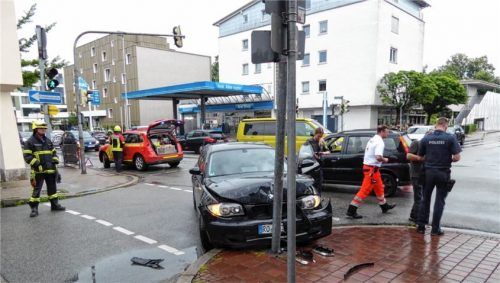 Endstation: Eine 18-jährige BMW-Fahrerin wollte eine Kollision mit einem Pkw verhindern und krachte in eine Fußgängerampel. Foto Riediger