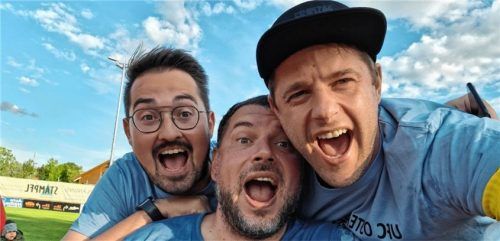 Auch in Ostermiething konnte Robert Berg (Mitte) einen Aufstieg feiern.Foto privat