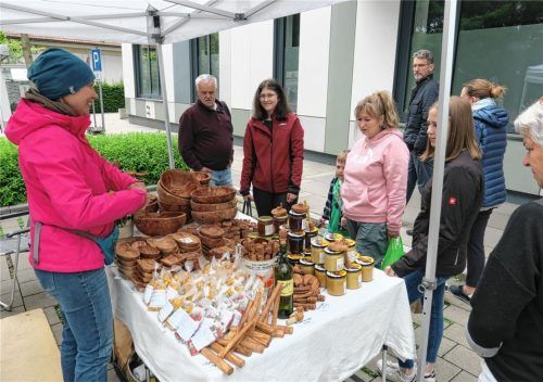 Erzeugnisse aus Olivenholz wie Schalen, Salatbestecke und Honiglöffel gab es an diesem Stand. Fotos Baumann