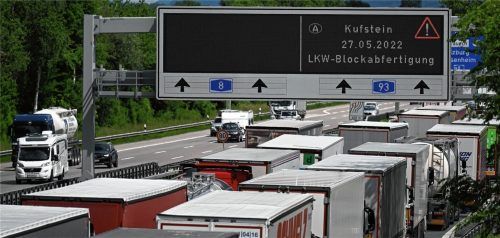 Fahrzeuge stehen beim Autobahndreieck Inntal wegen der Blockabfertigung für Lkw am Grenzübergang Kufstein im Stau.Foto dpa
