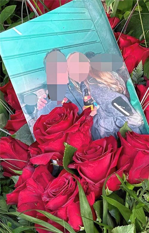 Familie, Freunde und Bekannte haben an der Unfallstelle Blumen niedergelegt und Kerzen aufgestellt. Foto Weidner