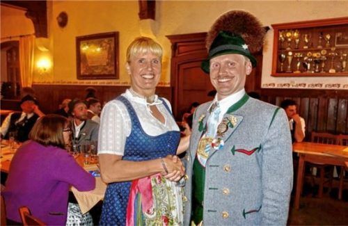 Florian Niedermayer, der stellvertretende Vorsitzende vom Gauverband I, beglückwünschte die neue Vereinsvorsitzenden Ramona Sattlberger. Foto  Hötzelsperger