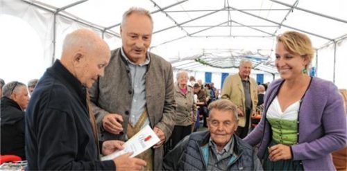 Foto Ehrungen 70 Jahre Vereinszugehörigkeit: Josef Thaler (li.) und Alois Pichler (Mitte) wurden für 70-jährige Vereinszugehörigkeit von Vorstand Alexander Schopf und Schriftführerin Dorothea Heibl geehrt