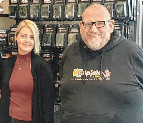 Freuen sich auf den Umzug: Marina Hantschel (links) und Inhaber Bernhard Breit von „BB-Spiele“ in Rosenheim. Foto Seutter