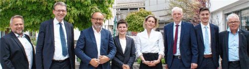 Freuen sich über fünf weitere Jahre Zusammenarbeit: (Von links) Peter Sorian, Abteilungsleiter Sales Building Materials bei RCG; Anton Bartinger, Prokurist und technischer Leiter der Sparte Zement bei Rohrdorfer; Gottfried Eymer, Vorstandsmitglied bei RCG; Ulrike Schinagl, Referentin Unternehmenskommunikation und Öffentlichkeitsarbeit bei Rohrdorfer; Judith Fiala, Business Unit Manager bei RCG, Mike Edelmann, Geschäftsführer Rohrdorfer; Felix Auinger, Leiter Beschaffung und Logistik bei Rohrdorfer; Michael Fellier, Key Account Manager Sales Building Materials RCG.
