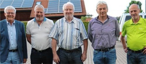 Geehrt: (von links) BTTV-Präsident Konrad Grillmeyer konnte unter anderem Günther Egger, Anton Wesselky, Christian Zenefels sowie dem Bezirksvorsitzenden Walter Schleich (von links) zu Ehrennadeln in Gold gratulieren.Foto  Erlich